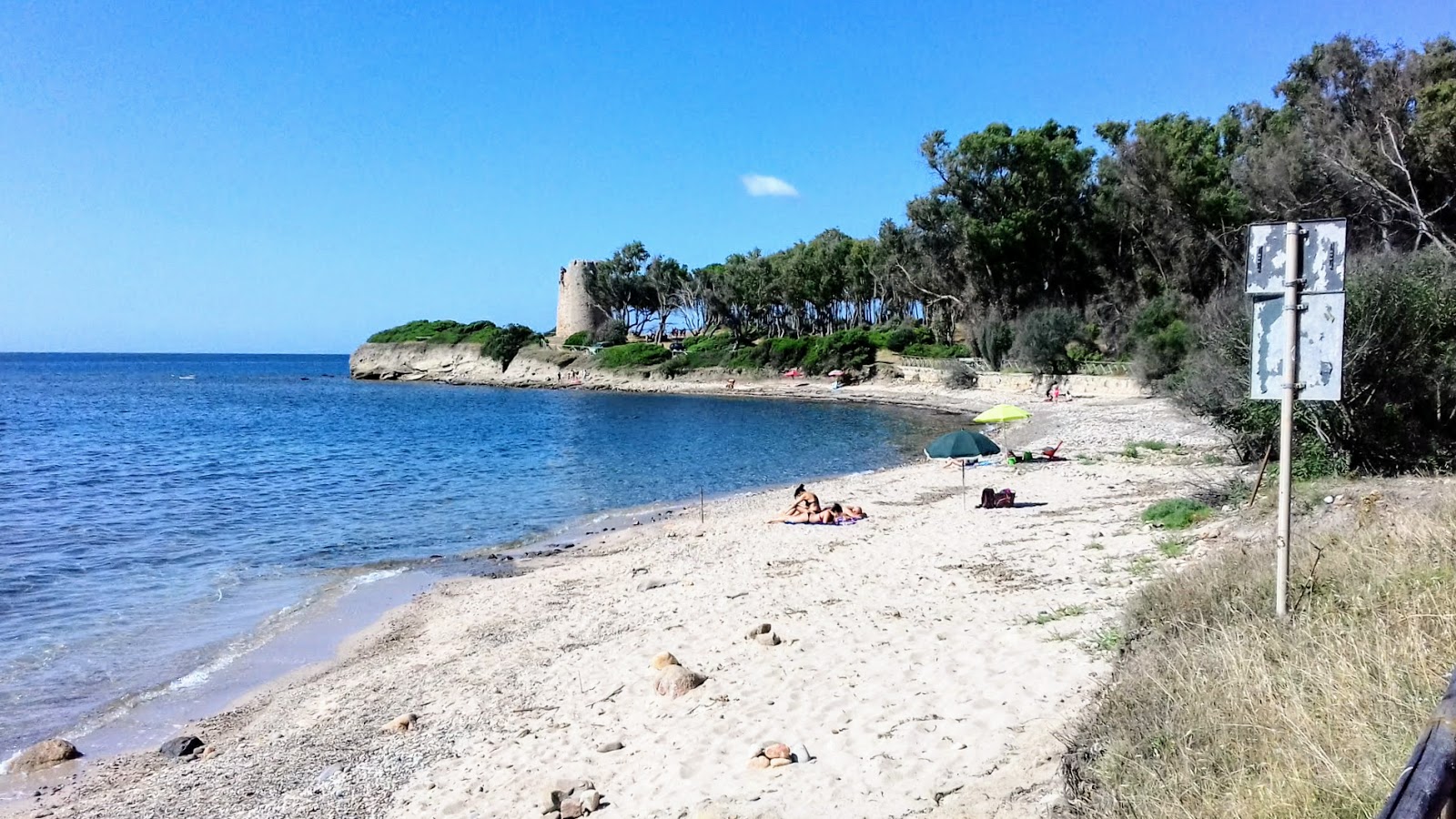 Zdjęcie Spiaggia di Cala d'Ostia z powierzchnią beżowy piasek i kamyki
