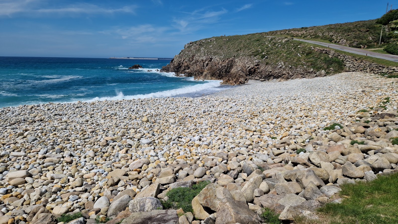 Foto de Praia Da Ucha com uma linha costeira reta