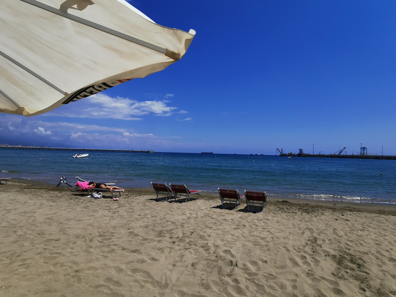 Foto di Spiaggia di Vado Ligure con baia media
