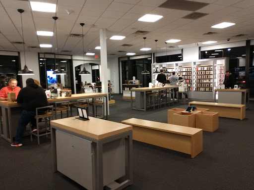 Cell Phone Store «Verizon», reviews and photos, 1335 Lake Woodlands Dr A, The Woodlands, TX 77380, USA