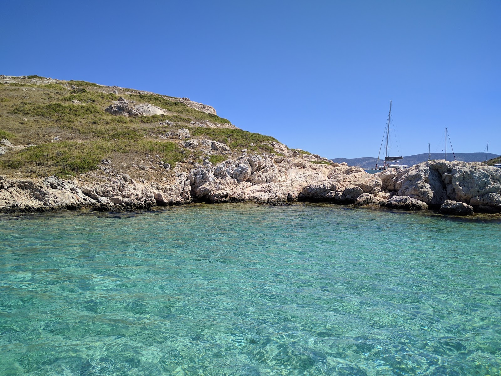 Foto de Tiganakia beach e sua bela paisagem