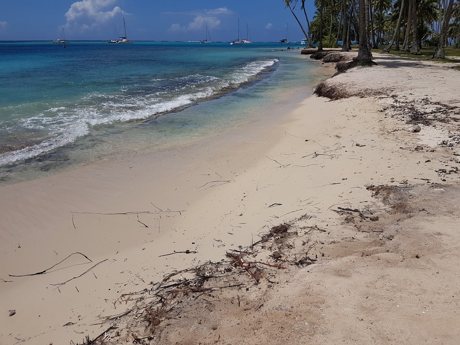 Foto di Plage de Ta'ahiamanu sorretto da scogliere