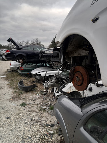 Magasin de pièces de rechange automobiles Démolition Autos Parignargues