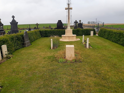 Esnes Communal Cemetery à Esnes