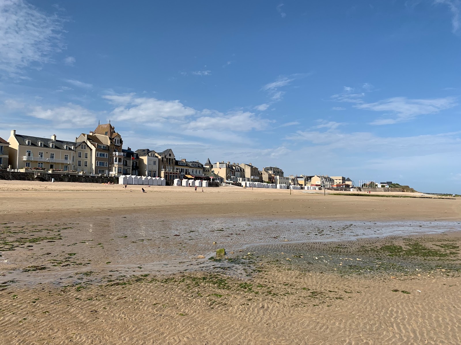 Photo de Saint Aubin sur Mer Beach avec rivage droit, long