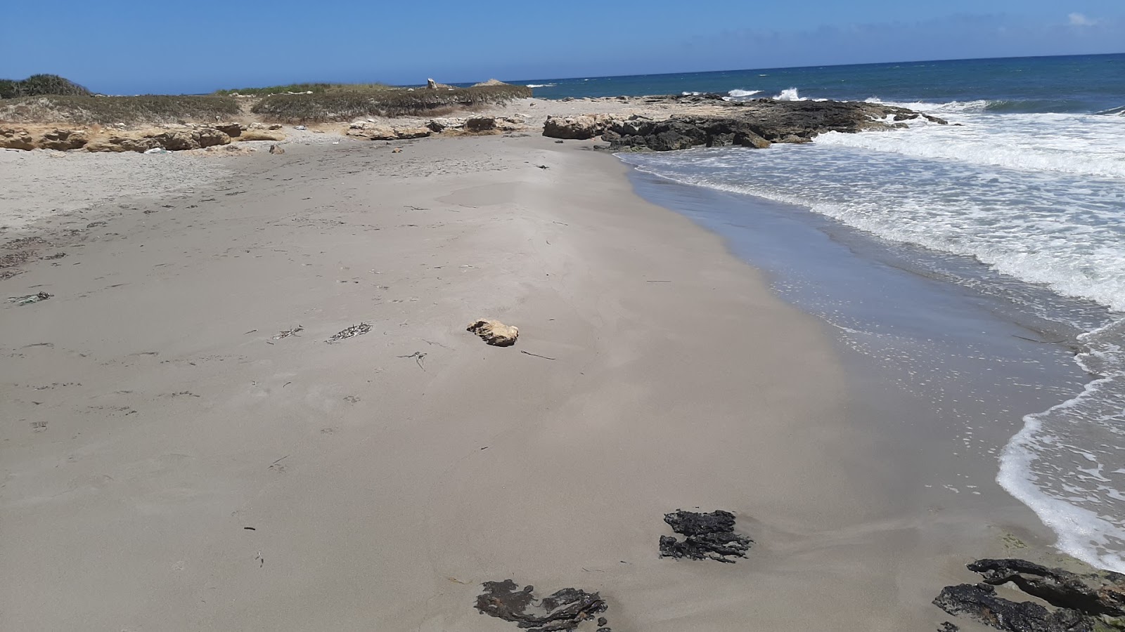 Valokuva Plage El Mlaaebista. sisältäen tilava lahti