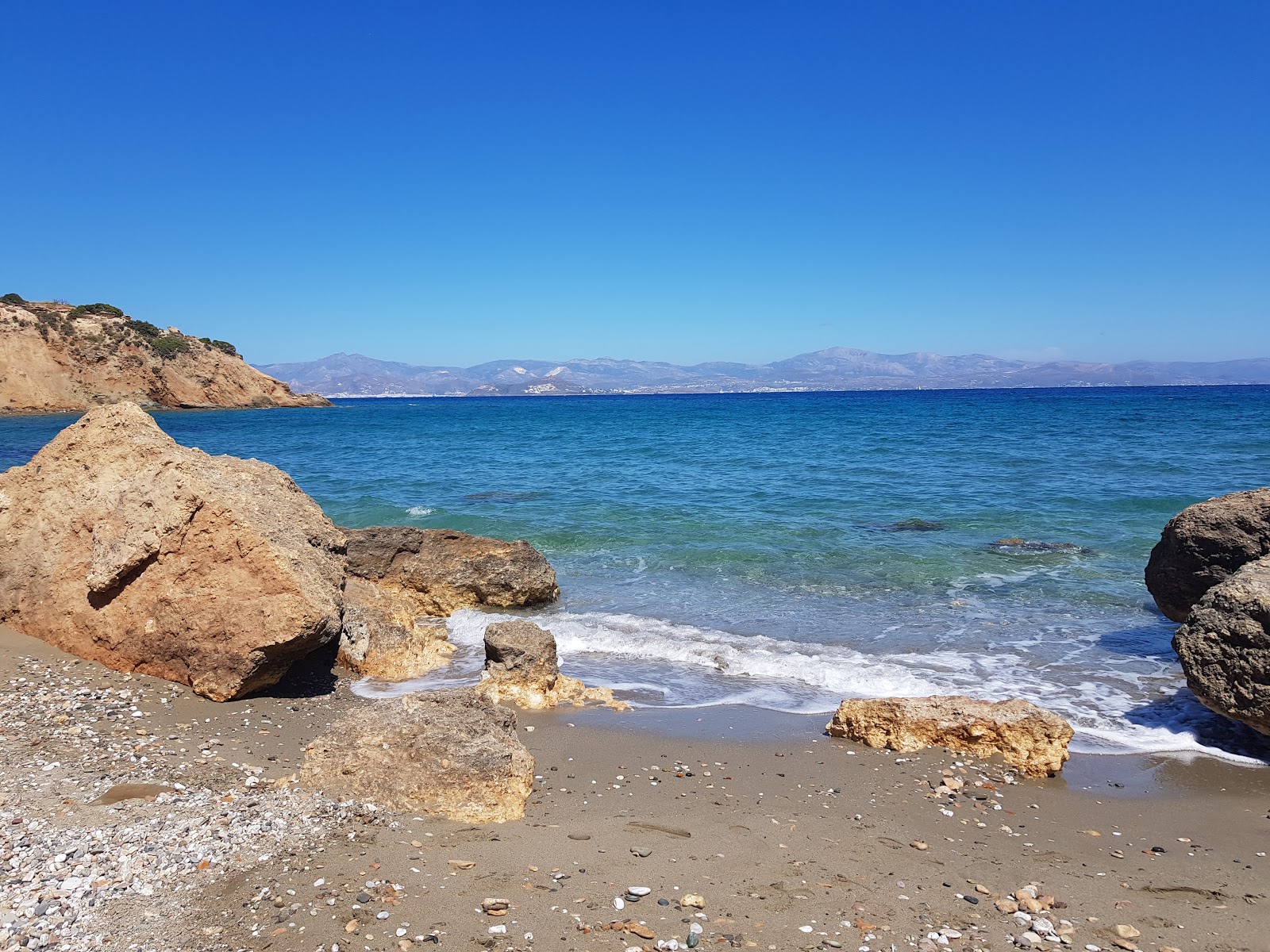 Foto de Skalakia beach con agua cristalina superficie