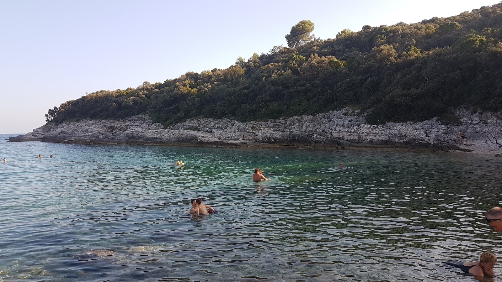 Mandina stijena'in fotoğrafı dağlarla çevrili