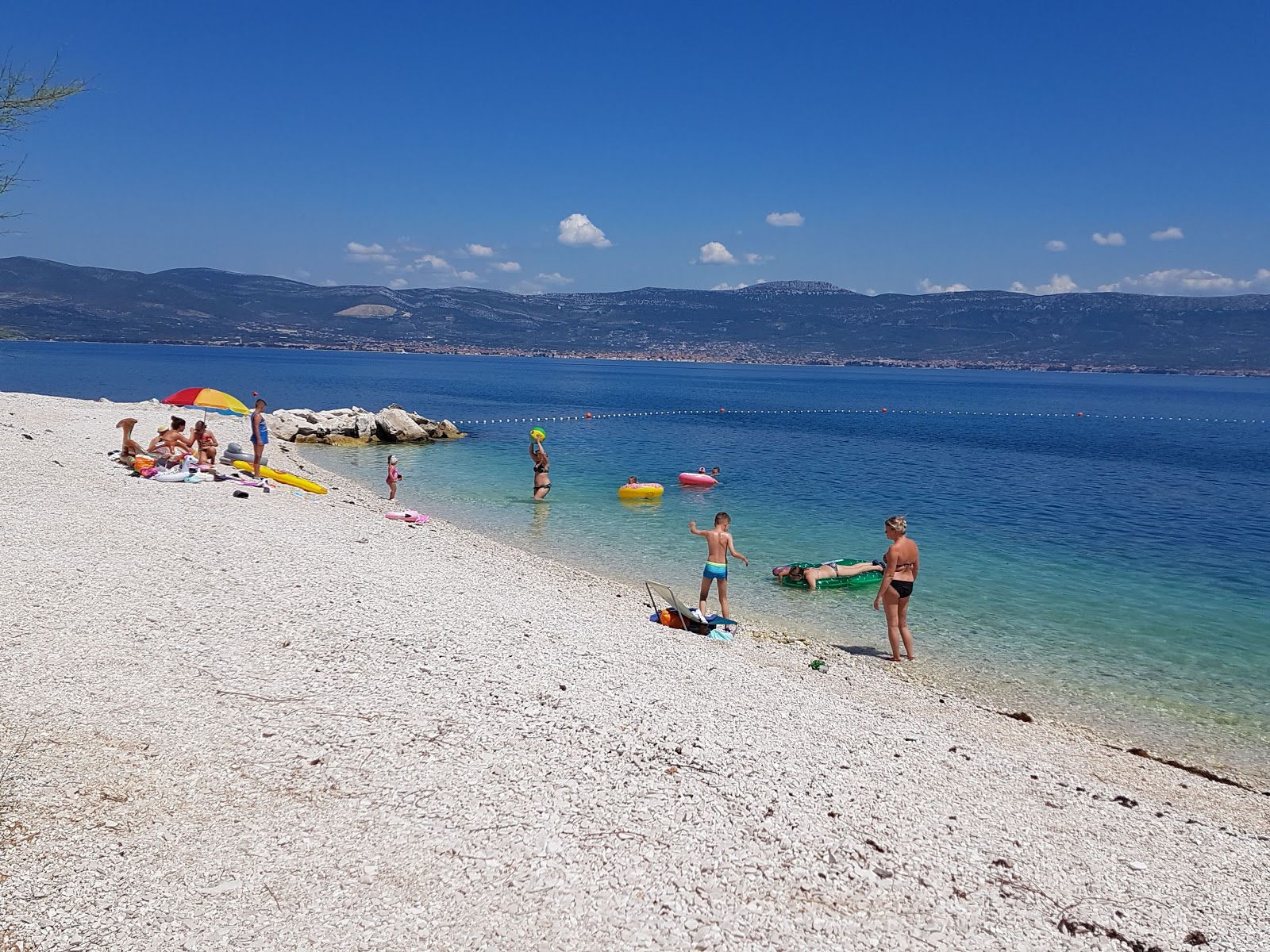 Fotografie cu Slatine IV beach cu o suprafață de apa pură turcoaz