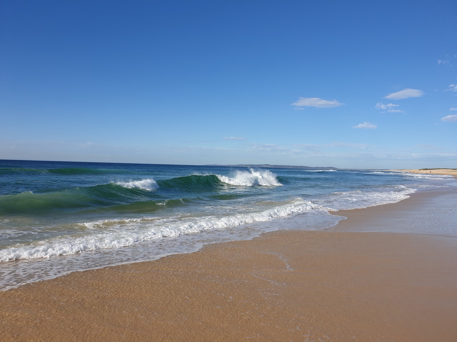 Fotografie cu Redhead Beach cu o suprafață de apă pură albastră
