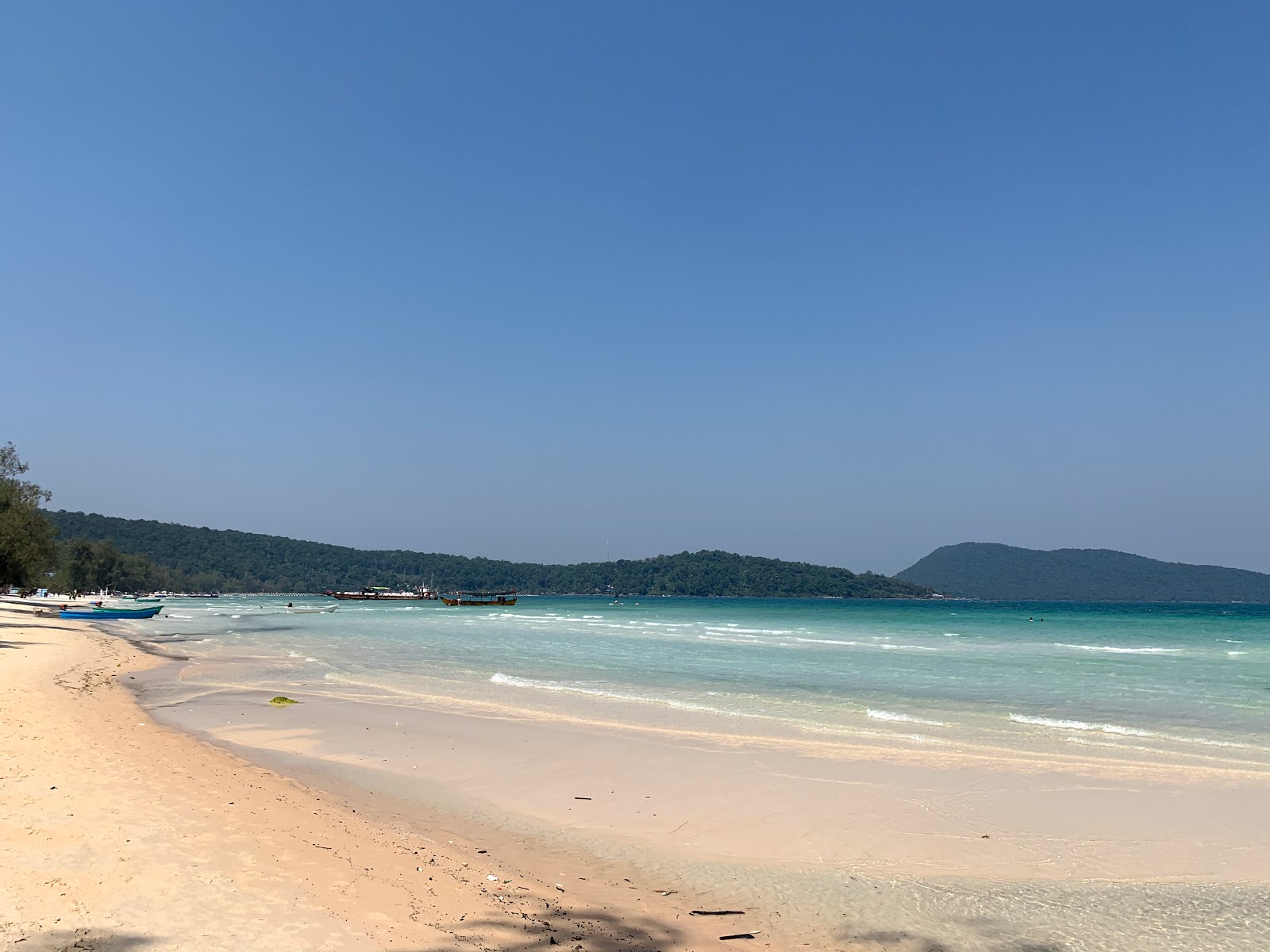 Zdjęcie Koh Rong Samloem Beach z powierzchnią jasny piasek