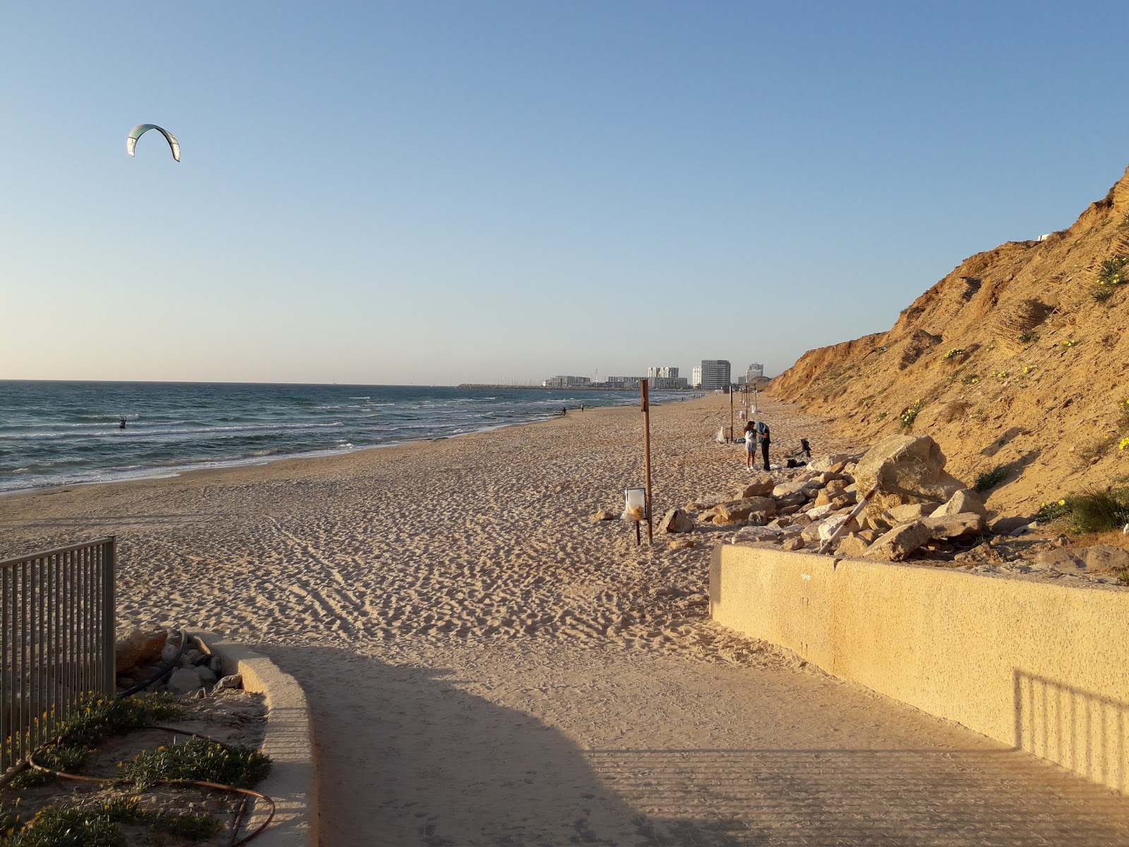 Photo de Hatzuk beach - bon endroit convivial pour les animaux de compagnie pour les vacances