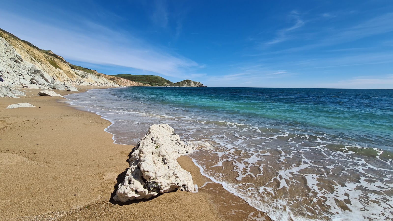 Foto de Worbarrow beach con pequeños guijarros beige superficie