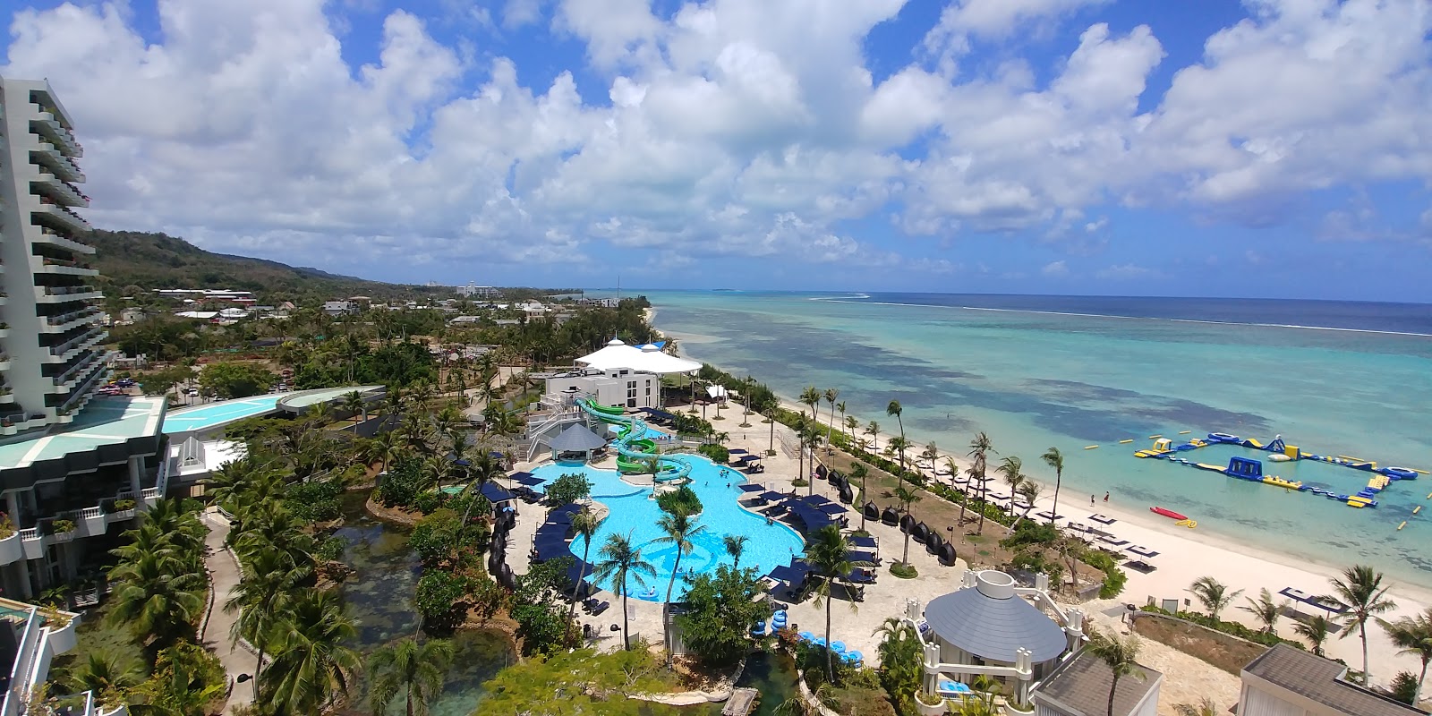 Foto de Pau Pau Beach com alto nível de limpeza