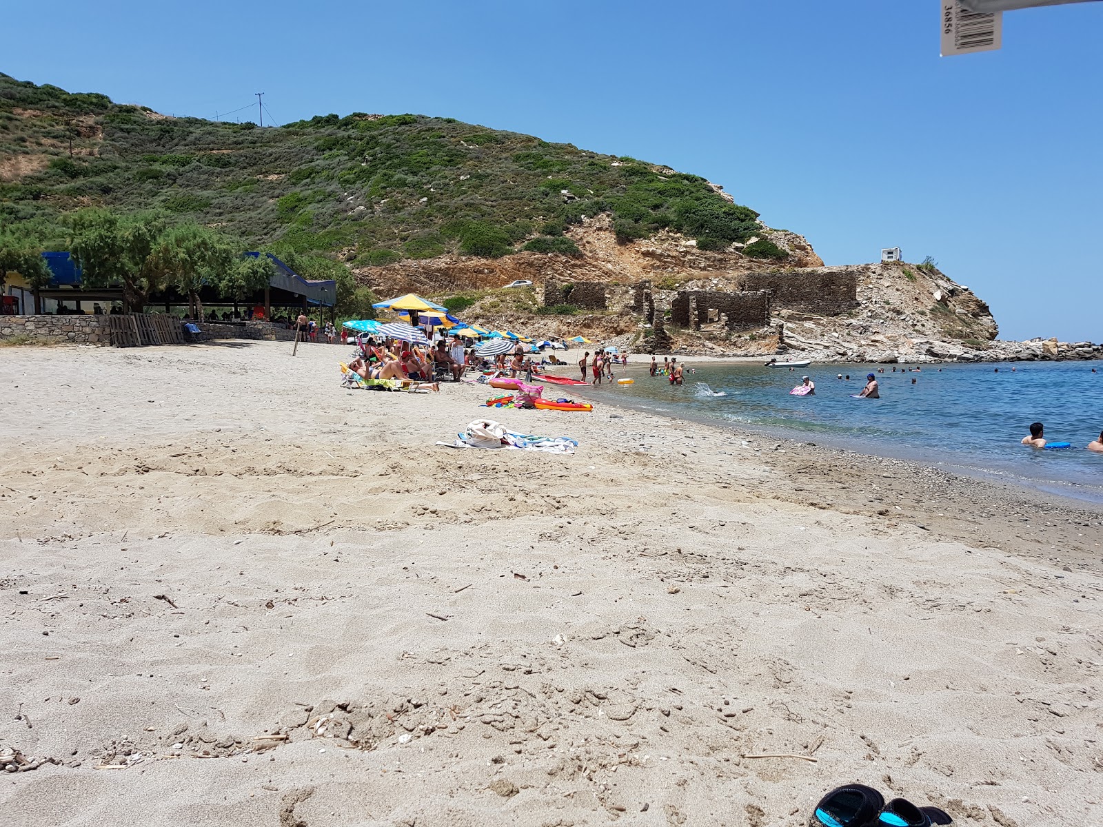 Foto av Aliki beach omgiven av klippor