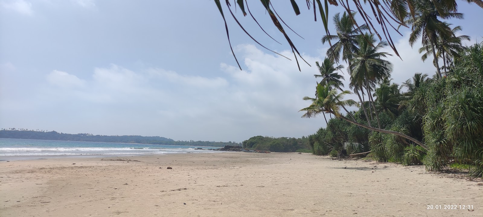 Fotografie cu Hiru Beach cu nivelul de curățenie înalt