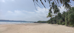 Fotografie cu Hiru Beach cu nivelul de curățenie înalt