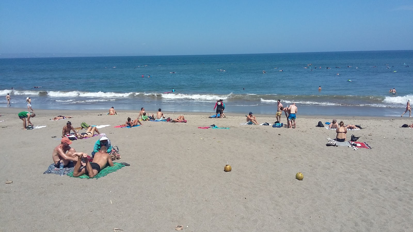 Foto von Batu Bolong Beach mit grauer sand Oberfläche