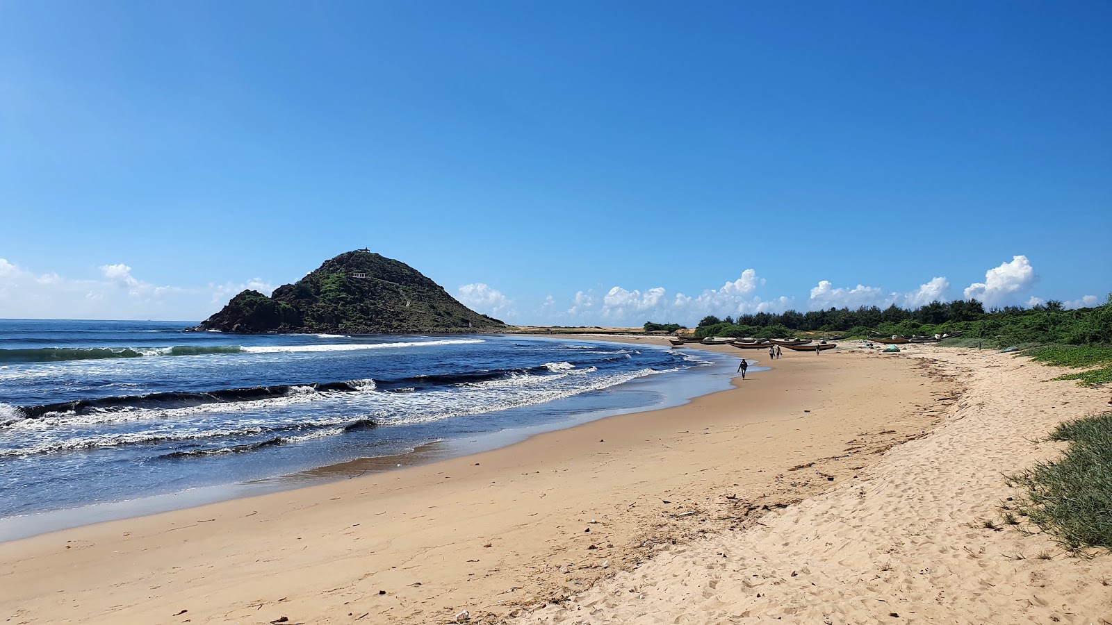 Appikonda Beach的照片 带有米色沙子表面