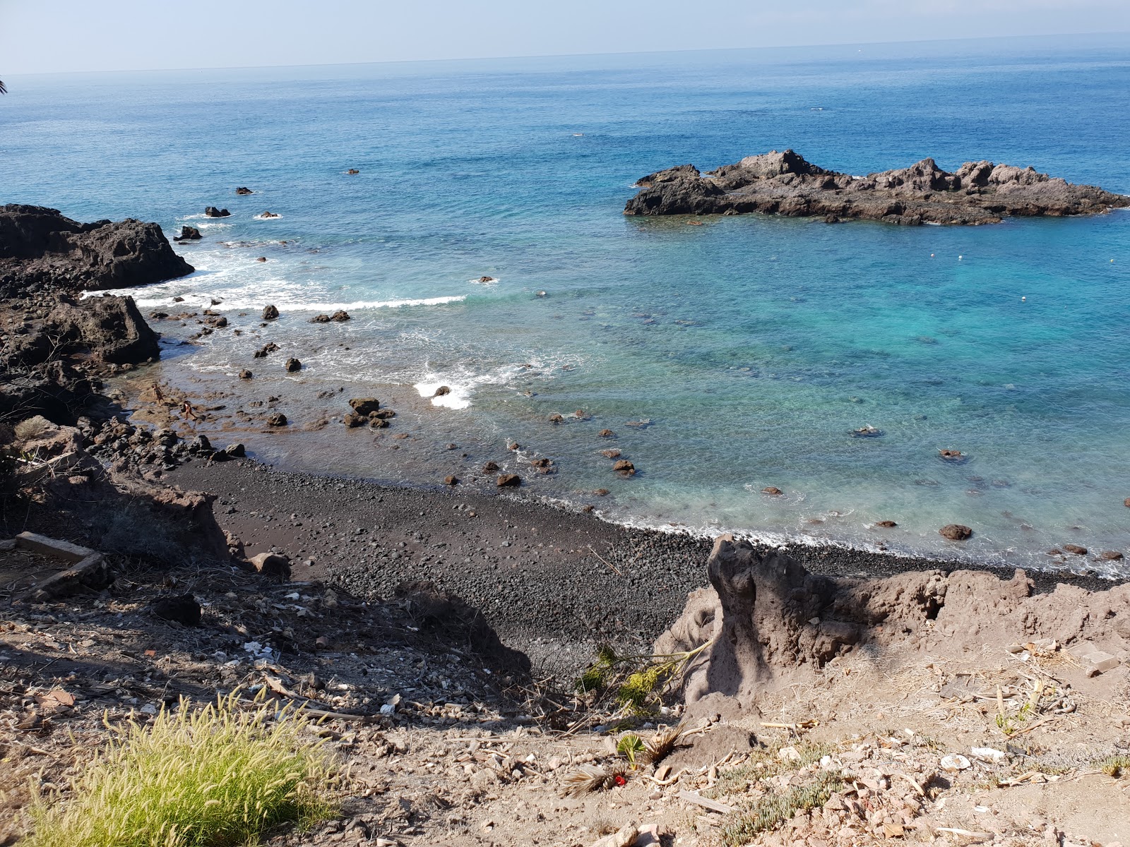 Foto de Playa Mendez com areia cinza e pedras superfície