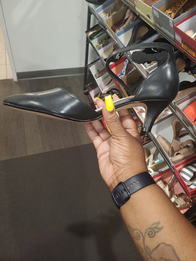 Shoe Store «DSW Designer Shoe Warehouse», reviews and photos, 427 Crossroads Blvd, Cary, NC 27518, USA