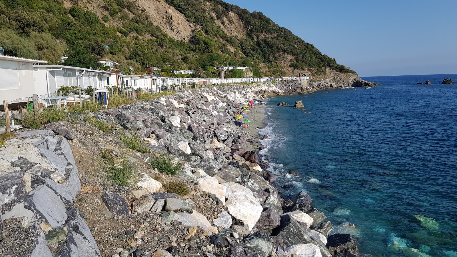 Φωτογραφία του Camping Framura beach με καθαρό μπλε νερό επιφάνεια