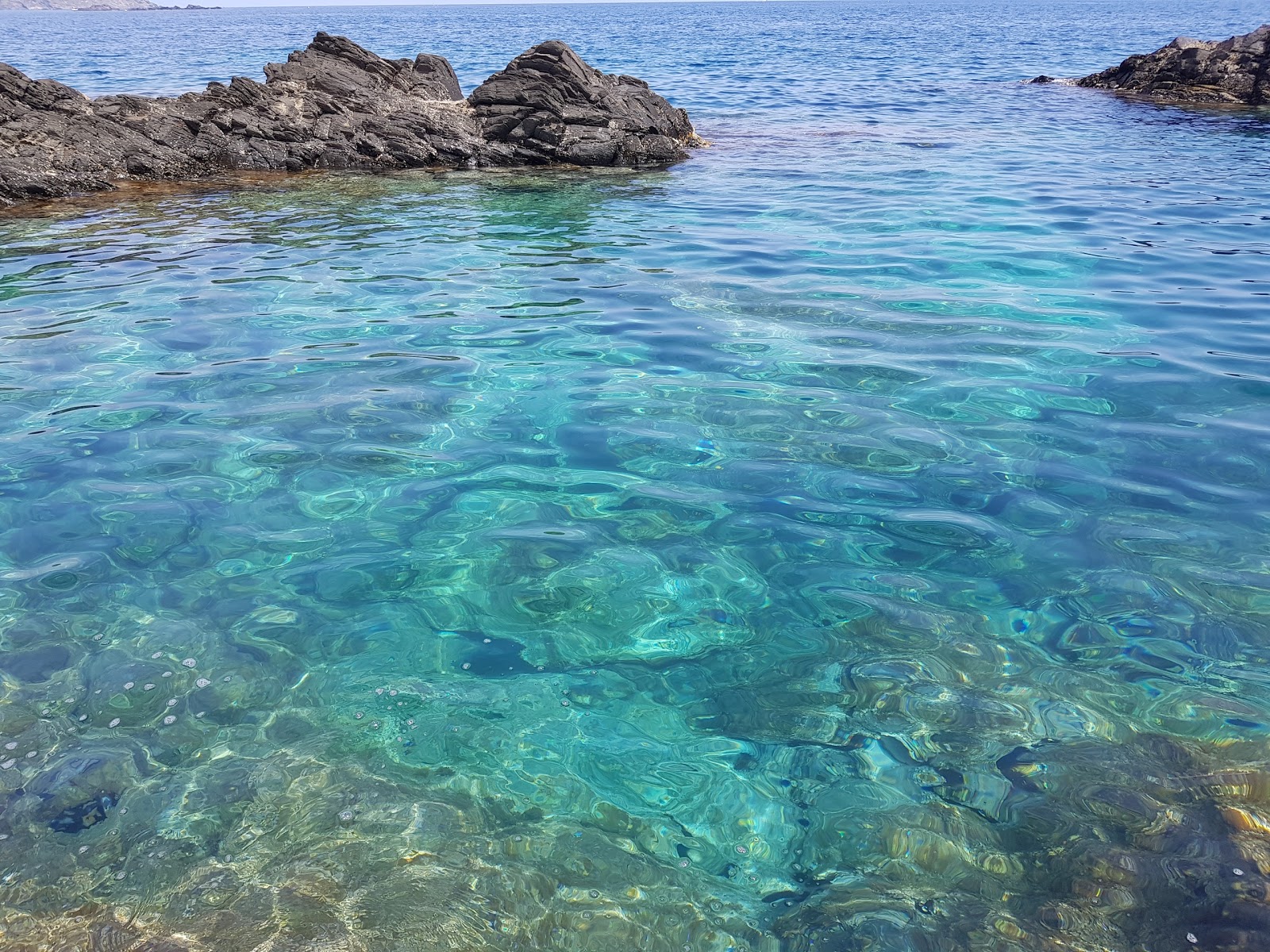 Cap Canadel beach的照片 带有碧绿色纯水表面