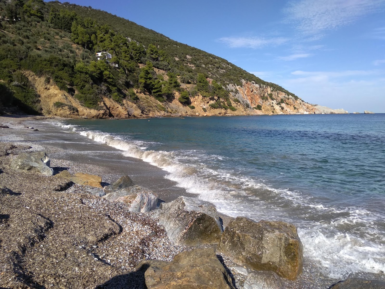 Foto af Paralia Glifoneri bakket op af klipperne