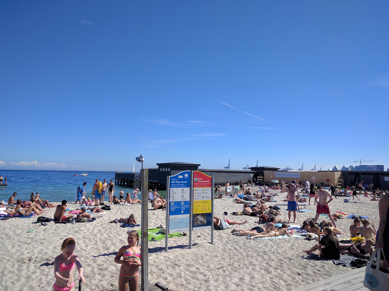 Foto von Den Permanente Beach mit beiger sand Oberfläche