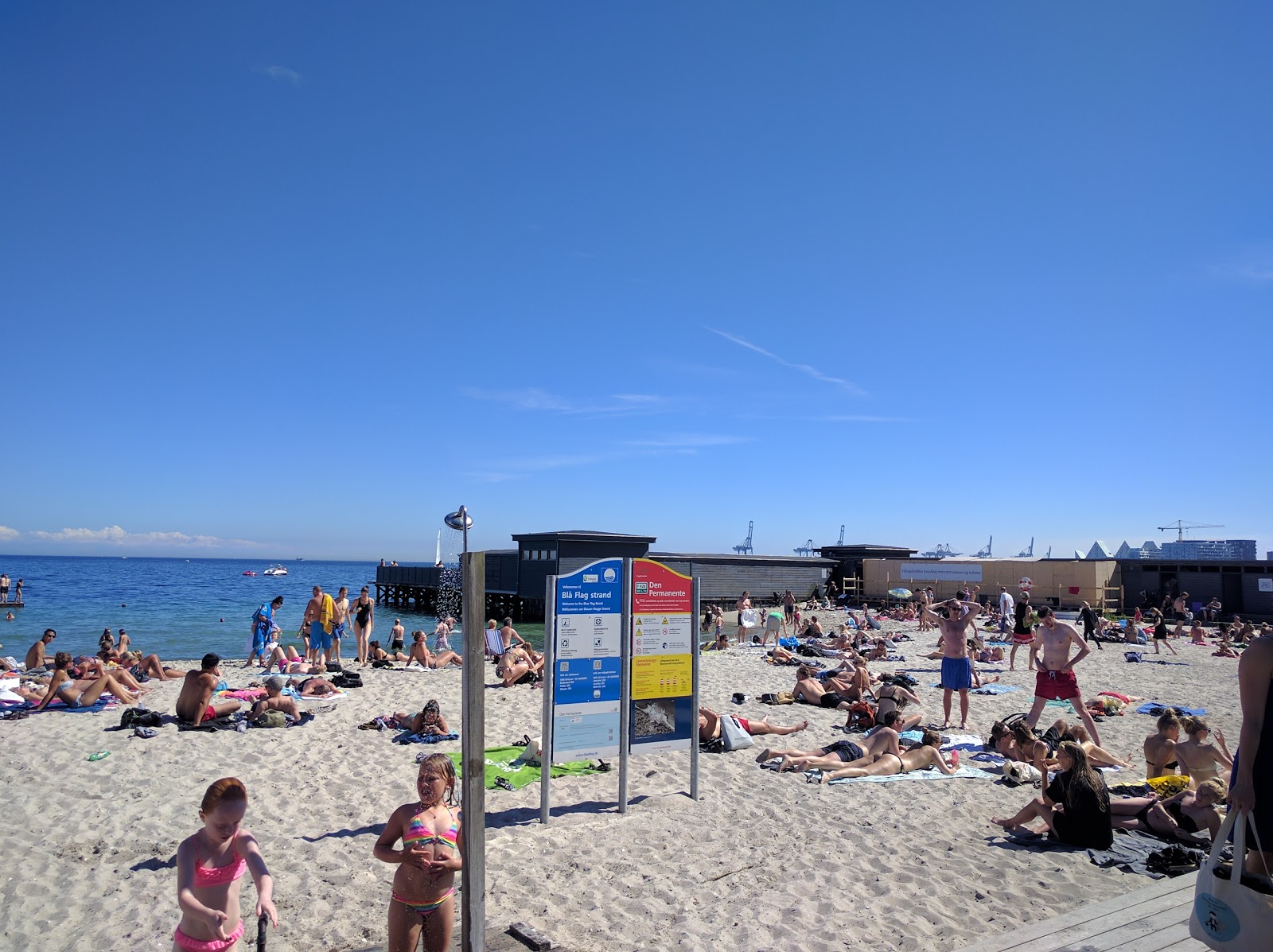 Foto de Den Permanente Beach com areia brilhante superfície