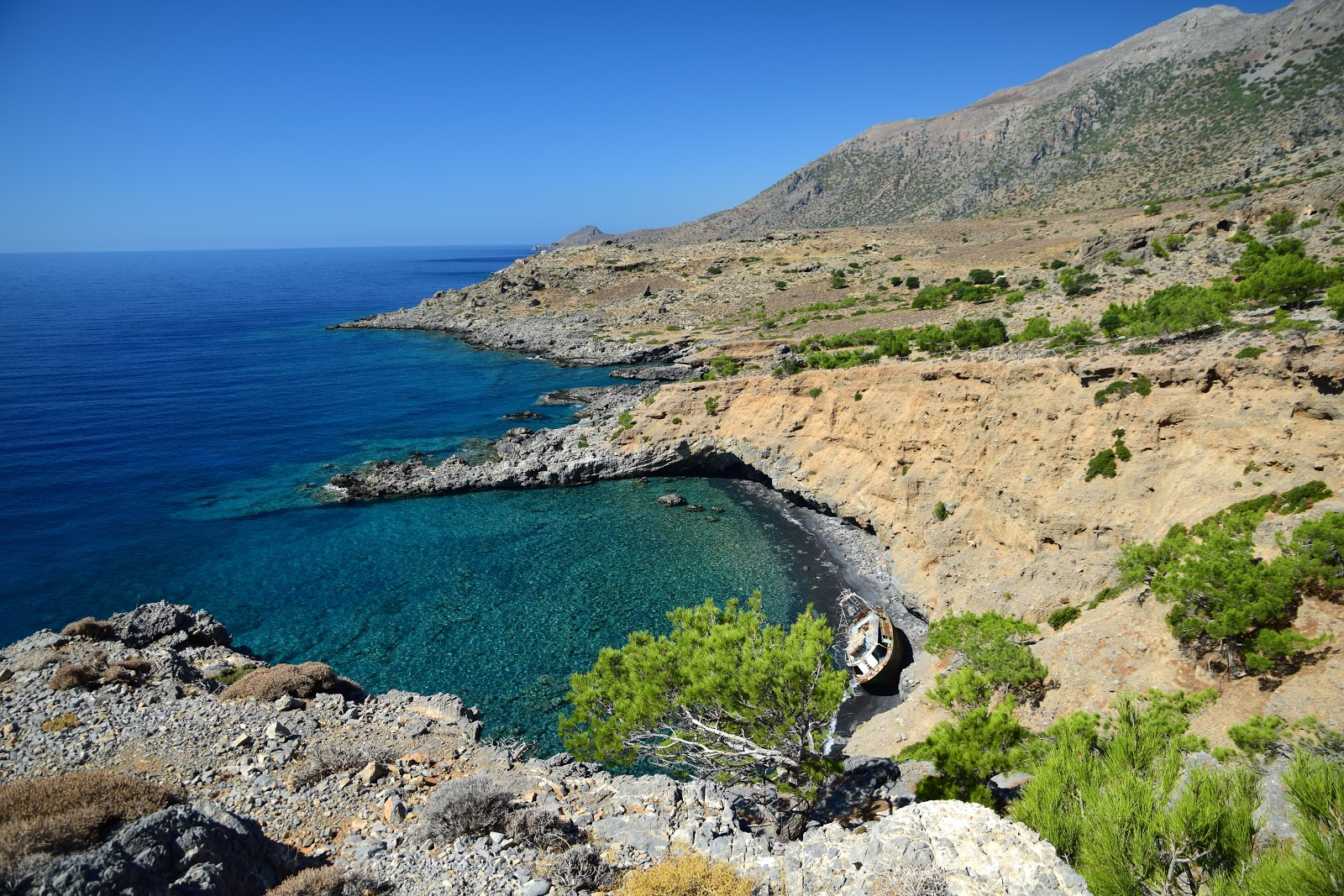 Foto von Agios Antonios beach mit beiger sand & steine Oberfläche