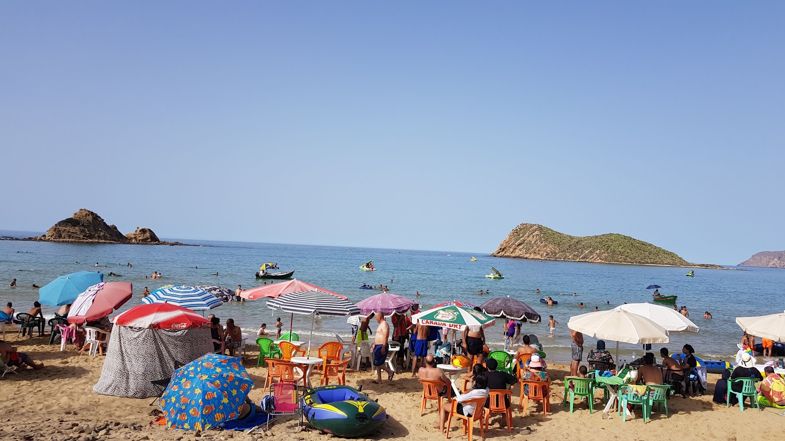Plage Cala-Iris'in fotoğrafı uçurumlarla desteklenmiş