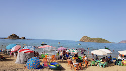 Plage Cala-Iris'in fotoğrafı uçurumlarla desteklenmiş
