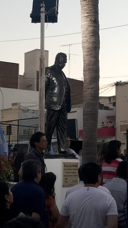 Estatua del Presidente Ricardo Alfonsín