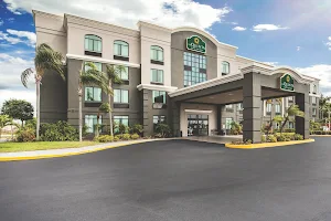 La Quinta Inn & Suites by Wyndham Clearwater South image