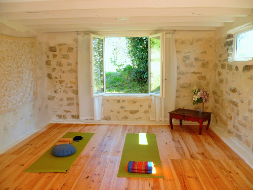 Centre de yoga Etre un Yogi - Cours collectifs et particuliers de Yoga | Stages tout inclus en Dordogne - Chloé Guerpin Beauregard-de-Terrasson
