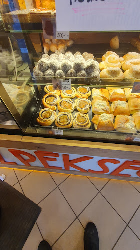 Opinii despre B-Plusz pékség în Ajka - Pékség