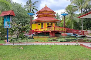 Kolam Permandian Taman SANGHAI image