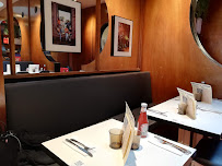 Atmosphère du Restaurant de hamburgers PNY FAUBOURG SAINT-ANTOINE à Paris - n°6