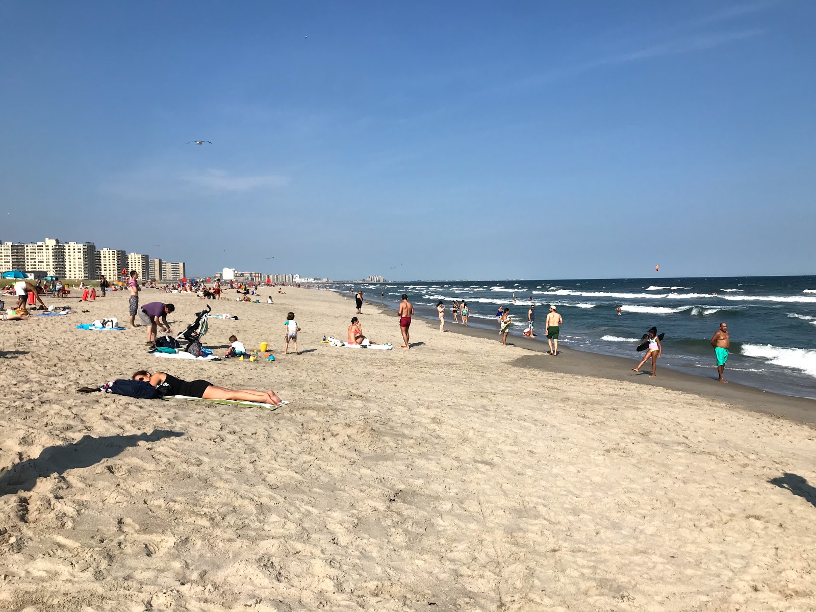 Foto di Rockaway Beach con una superficie del acqua cristallina