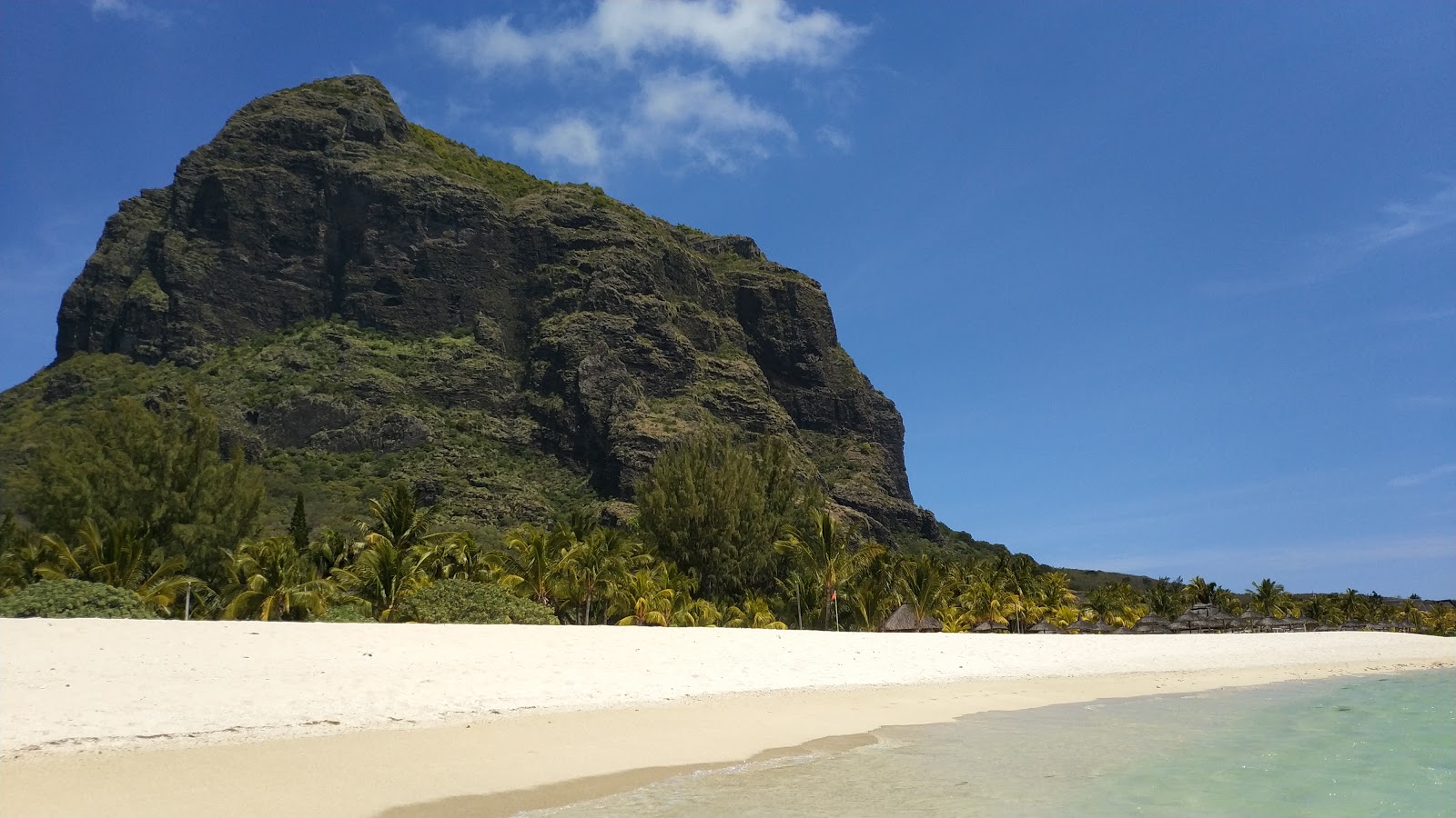 Fotografie cu Le Morne Beach cu plajă spațioasă