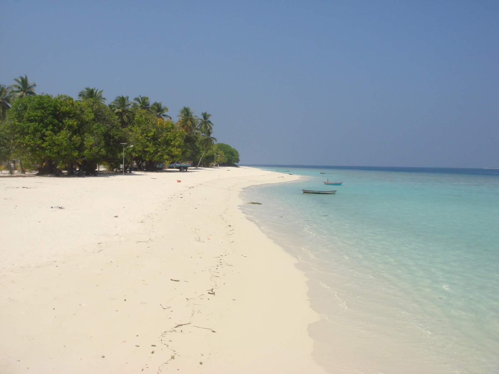 Foto di Fainu Island Beach con una superficie del sabbia bianca