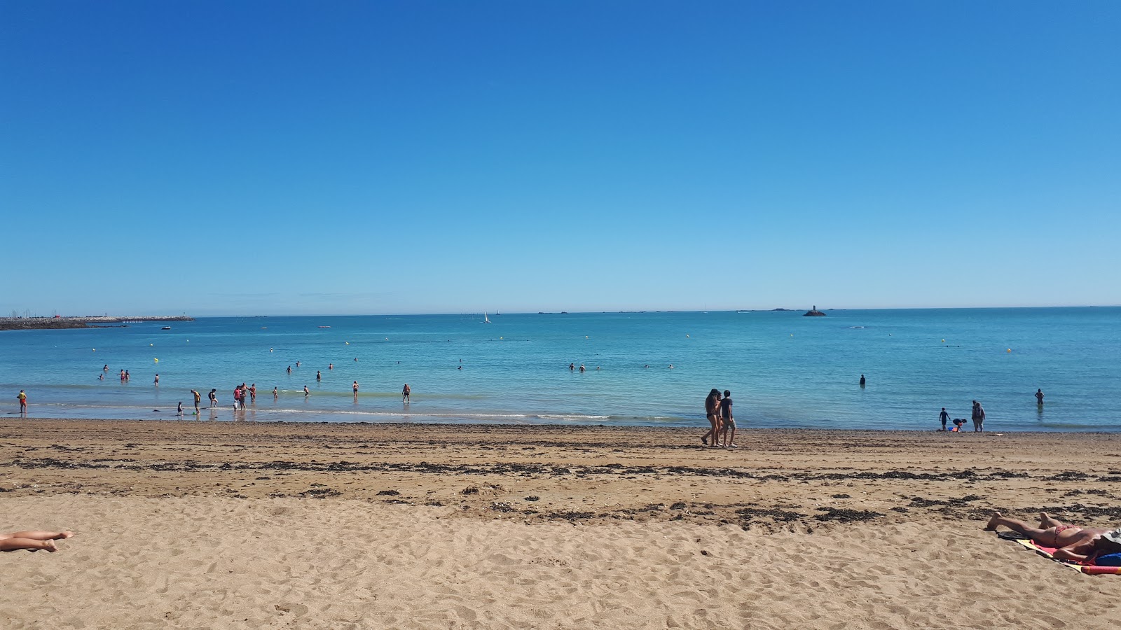 Photo of Plage du Moulin with partly clean level of cleanliness