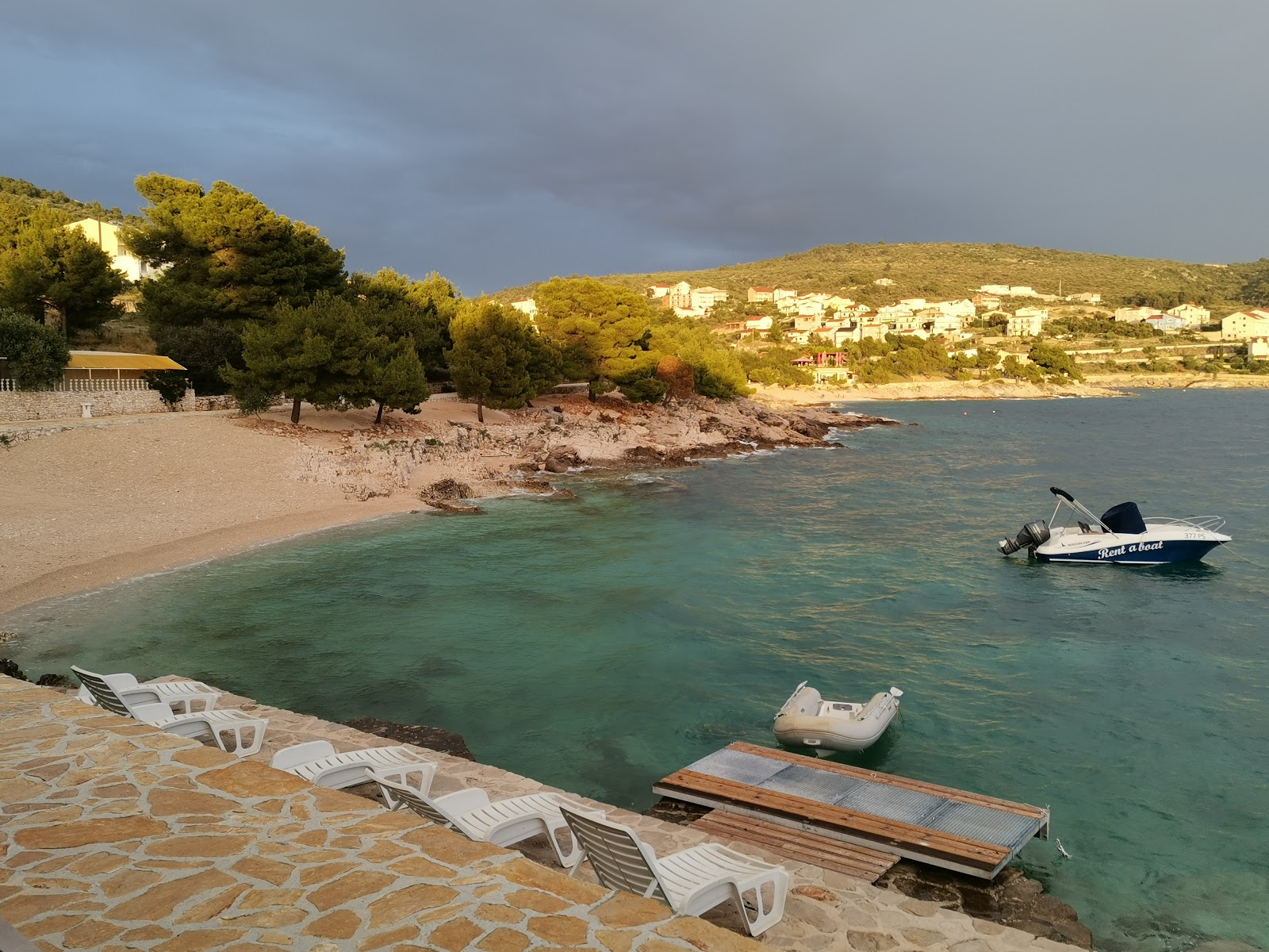 Foto von Dolac II beach und seine wunderschöne Landschaft
