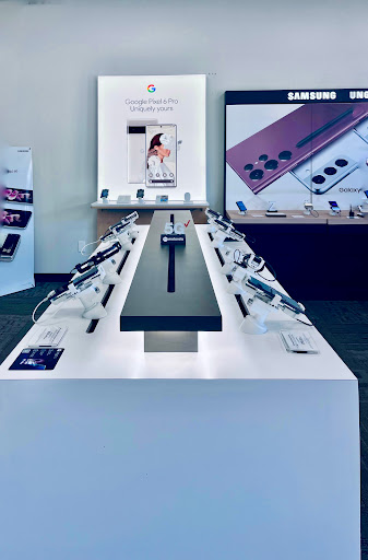 Cell Phone Store «Verizon Authorized Retailer - A Wireless», reviews and photos, 285 E 5th St c, Long Beach, CA 90802, USA