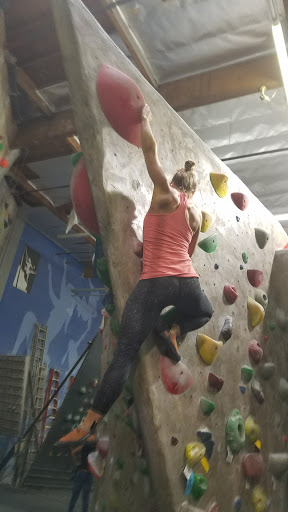 Rock Climbing Gym «Hangar 18 Indoor Climbing Gym - Long Beach», reviews and photos, 2599 E Willow St, Signal Hill, CA 90755, USA