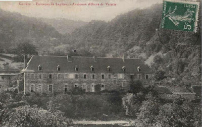 Ruines partiellement immergées de l'ancienne abbaye de Valette à Soursac