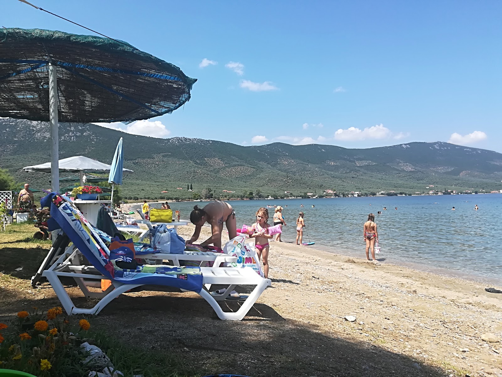 Photo de Nies beach protégé par des falaises