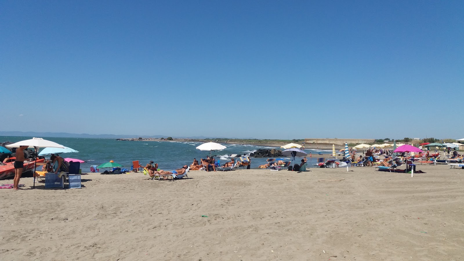 Fotografie cu Spiaggia Fiumicino cu o suprafață de nisip gri