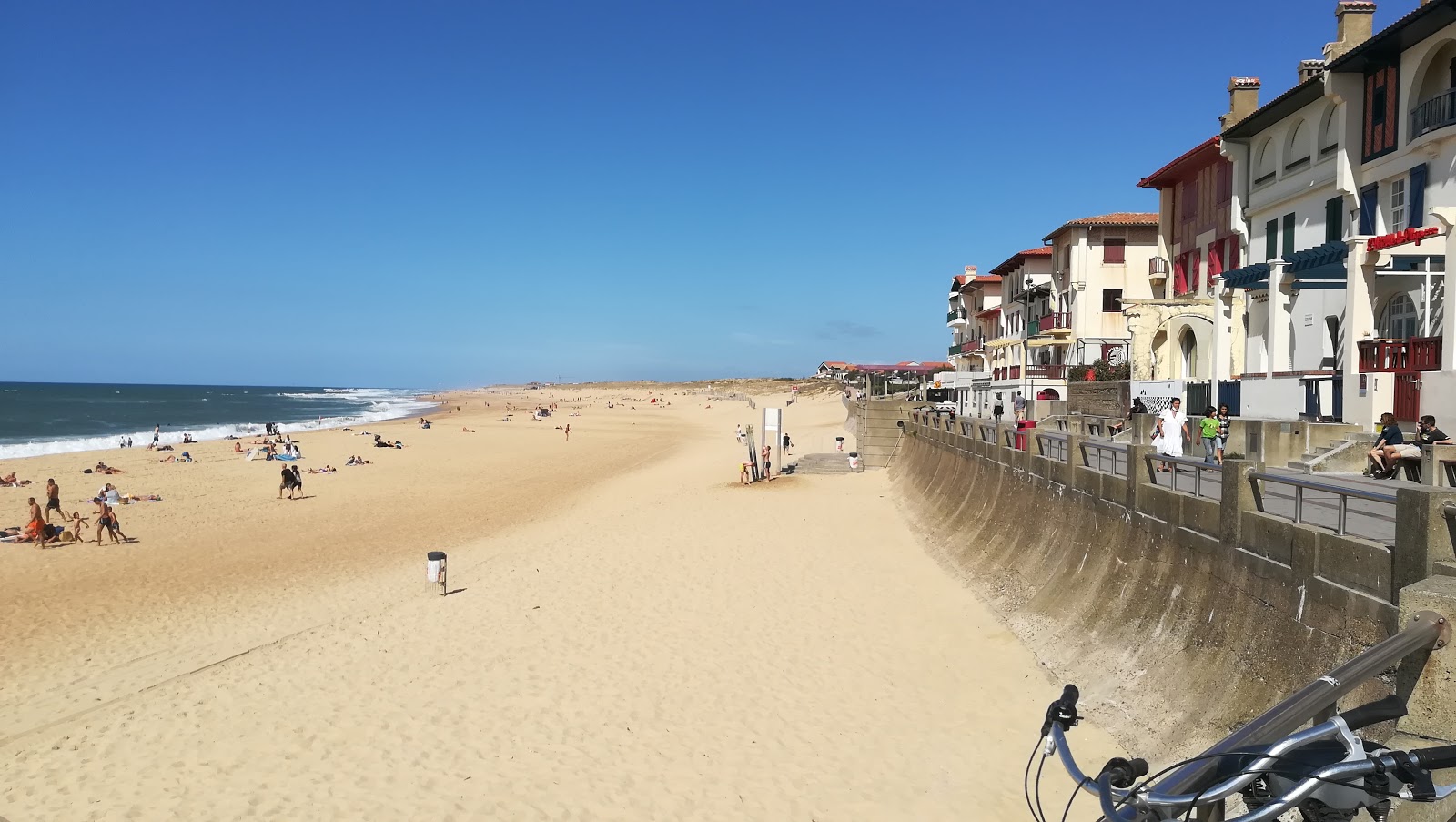 Foto di Plage du Prevent Sud con una superficie del sabbia beige